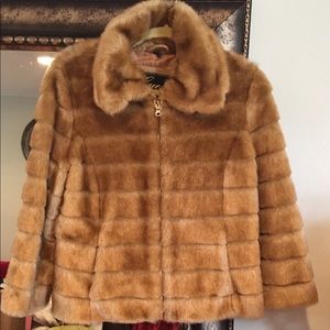 ♥️♥️♥️♥️VINTAGE GUESS SHORT FAUX COAT 🧥